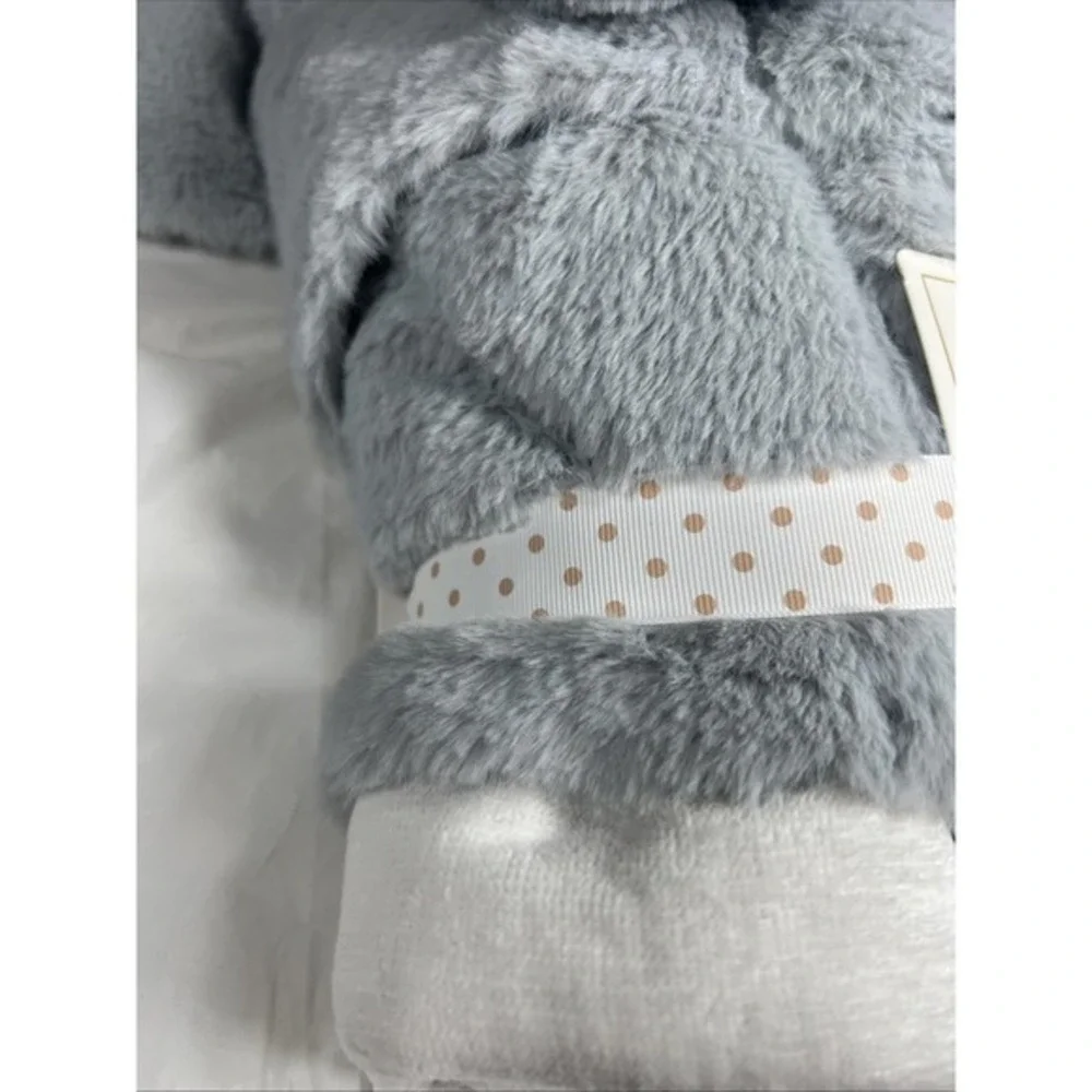 Elephant Hooded Towel By Ever & Ever (30 i L x‎ 26 in W (76 cm x 66 cm))